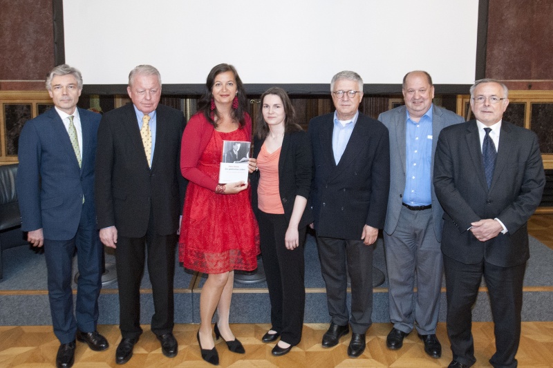 v.li.: Parlamentsdirektor Harald Dossi, Bundeskanzler a.D. Franz Vranitzky (S), Umweltstadträtin und Vorsitzende der Altlandeshauptmann Hans Sima Privatstiftung Ulli Sima (S) mit Buch, Autorin Petra Mayerhofer, Diplomat Wolfgang Petritsch, Obmann des Zentralverbandes slowenischer Organisationen in Kärnten Marjan Sturm, Institut für Zeitgeschichte Oliver Rathkolb