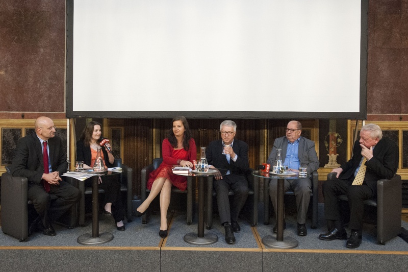 Podium v.li.: Geschäftsführer ORFIII Peter Schöber, Autorin Petra Mayerhofer, Umweltstadträtin und Vorsitzende der Altlandeshauptmann Hans Sima Privatstiftung Ulli Sima (S), Diplomat Wolfgang Petritsch, Obmann des Zentralverbandes slowenischer Organisationen in Kärnten Marjan Sturm, Bundeskanzler a.D. Franz Vranitzky (S)