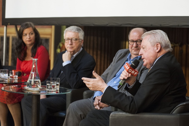 Podium v.li.: Umweltstadträtin und Vorsitzende der Altlandeshauptmann Hans Sima Privatstiftung Ulli Sima (S), Diplomat Wolfgang Petritsch, Obmann des Zentralverbandes slowenischer Organisationen in Kärnten Marjan Sturm, Bundeskanzler a.D. Franz Vranitzky (S)