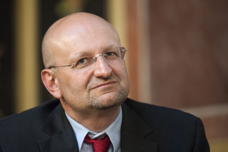 Geschäftsführer ORFIII Peter Schöber am Podium.