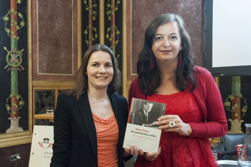 v.li: Autorin Petra Mayerhofer, Umweltstadträtin und Vorsitzende der Altlandeshauptmann Hans Sima Privatstiftung Ulli Sima (S) mit Buch und Film.