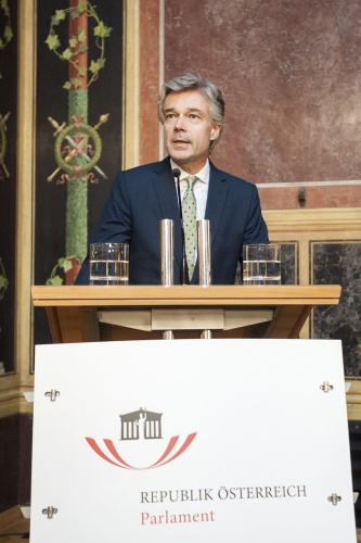 Parlamentsdirektor Harald Dossi bei seiner Begrüßung.