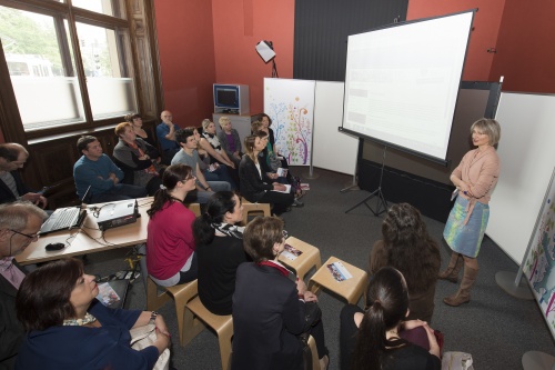 Workshopleiterin Claudia Lenz  - The European Wergeland Centre Oslo begrüßt die VeranstaltungsteilnehmerInnen