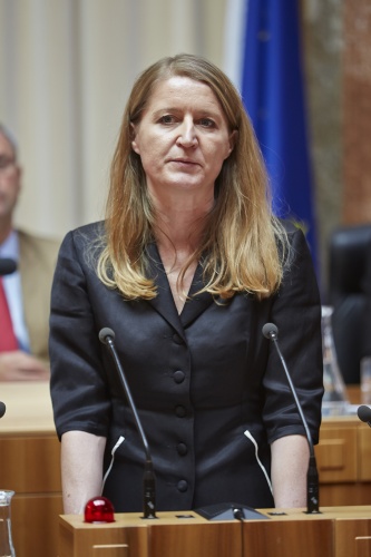 Gerlinde Wagner Dienstleiterin des Rechts-, Legislativ- und Wissenschaftlichen Dienstes der Parlamentsdirektion am Rednerpult