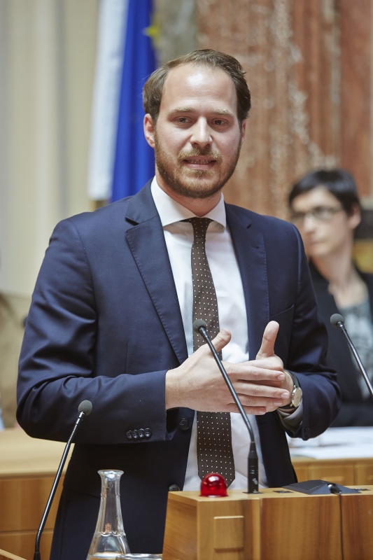 Nationalratsabgeordneter Nikolaus Scherak (N) am Rednerpult