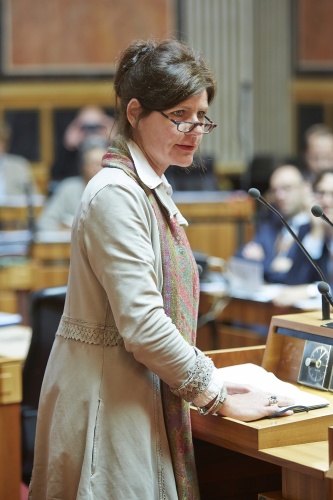 Mitglied ohne Stimmrecht Claudine Nierth am Rednerpult
