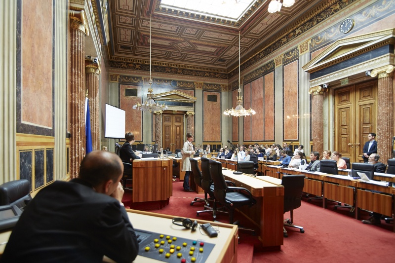 Mitglied ohne Stimmrecht Claudine Nierth am Rednerpult. Blick Richtung Enquete-TeilnehmerInnen