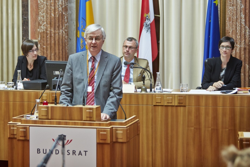 Mitglied ohne Stimmrecht Paul Luif am Rednerpult