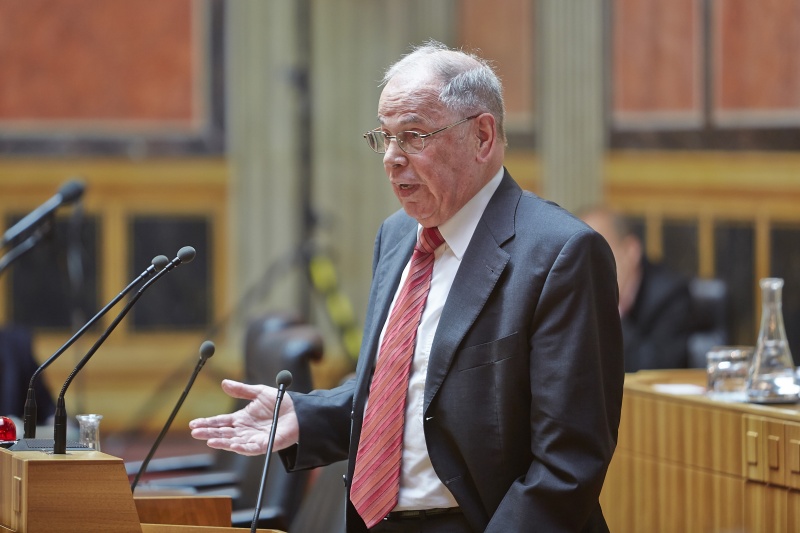 Mitglied ohne Stimmrecht Theo Öhlinger am Rednerpult