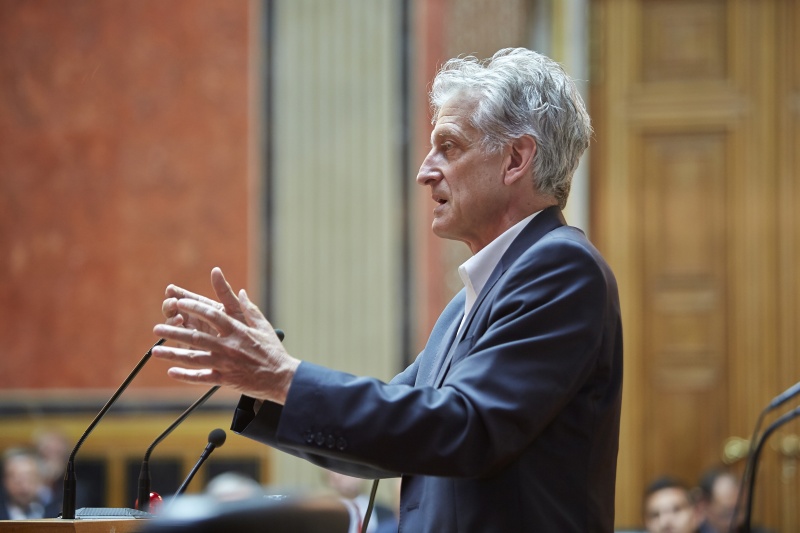 Nationalratsabgeordneter Josef Cap (S) am Rednerpult