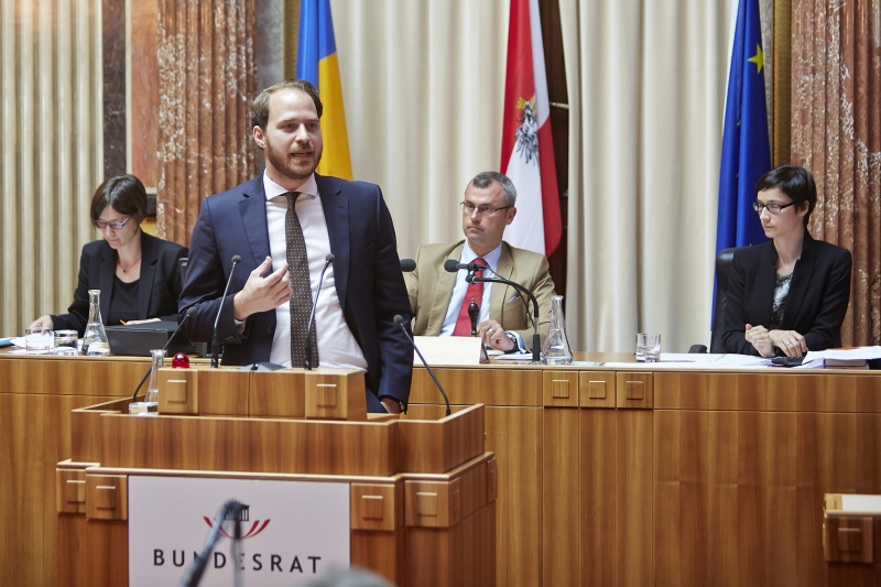 Nationalratsabgeordneter Nikolaus Scherak (N) am Rednerpult