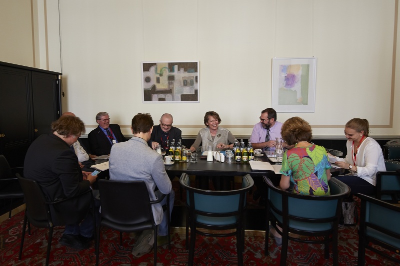 Bernhard Heinzelmaier Institut für Jugendkulturforschung  präsentiert mit Bundesratspräsidentin Sonja Zwazl die Details der Studie