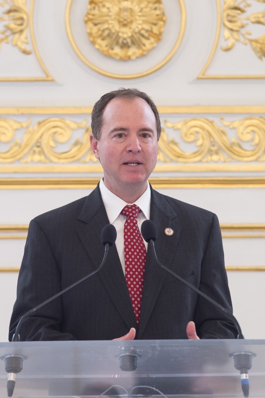 Ranking Member of the Intelligence Committee of the U.S. House of Representatives Adam Schiff bei seinem Vortrag