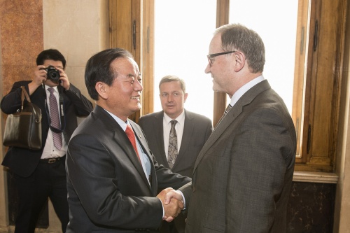 v.re: Zweiter Nationalratspräsident Karlheinz Kopf (V) begrüßt den Vizepräsidenten des koreanischen Parlaments Kab Yoon Jeong
