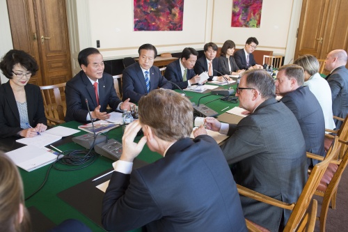 Koreanische Delegation mit dem Vizepräsidenten des koreanischen Parlaments Kab Yoon Jeong (2.v.li.) während der Aussprache