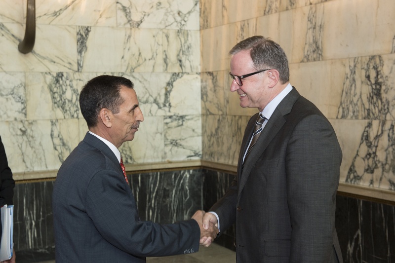 v.li. Jordanischer Ausschussvorsitzender Bassam Al Manaseer wird vom Zweiten Nationalratspräsidenten Karlheinz KOPF (V) begrüßt