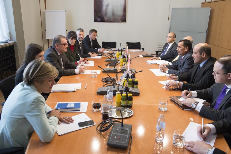 Aussprache. Linke Seite Österreichische Delegation mit dem Zweiten Nationalratspräsidenten Karlheinz Kopf (V) (4.v.li.). Rechte Seite Jordanische Delegation mit dem Ausschussvorsitzenden Bassam Al Manaseer (3.v.re.).