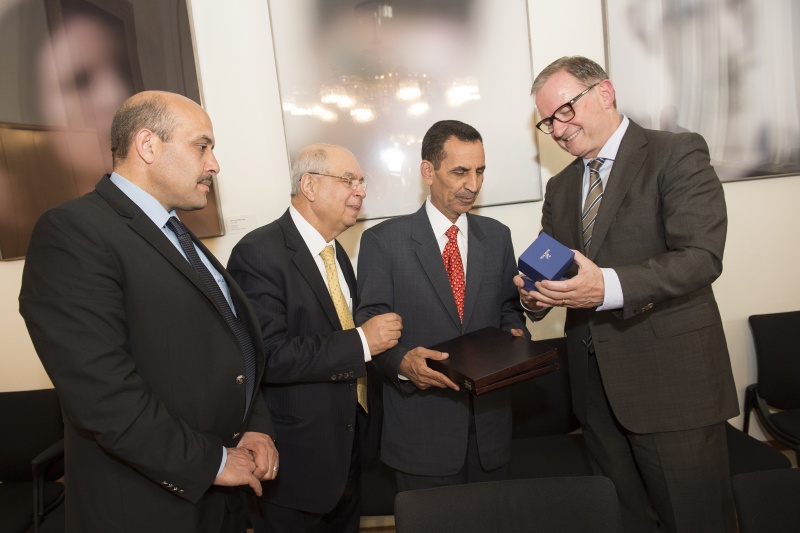 Jordanische Delegierte mit dem Ausschussvorsitzenden Bassam Al Manaseer (3.v.li.) und dem Zweiten Nationalratspräsidenten Karlheinz Kopf (V) (re.) beim Austausch von Gastgeschenken