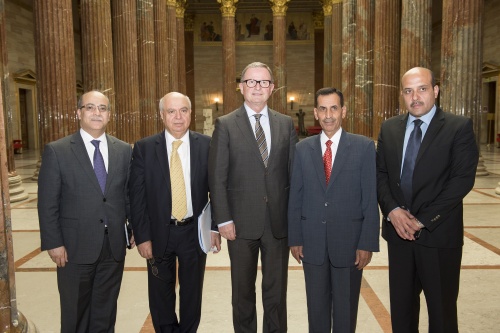 Jordanische Delegation mit dem Ausschussvorsitzenden Bassam Al Manaseer (4.v.li.) und dem Zweiten Nationalratspräsidenten Karlheinz Kopf (V) (3v.li.)