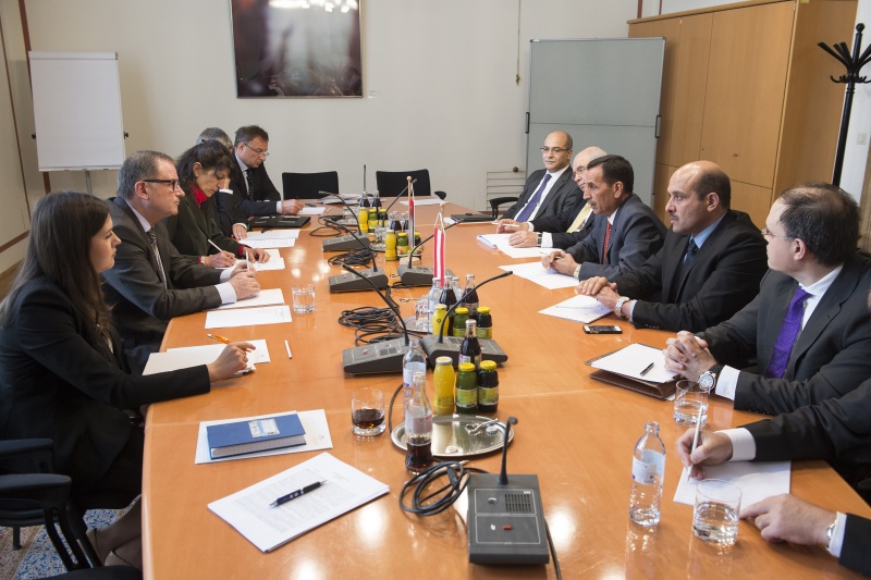 Aussprache. Linke Seite Österreichische Delegation mit dem Zweiten Nationalratspräsidenten Karlheinz Kopf (V) (4.v.li.). Rechte Seite Jordanische Delegation mit dem Ausschussvorsitzenden Bassam Al Manaseer (3.v.re.).