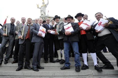 Gruppenfoto aller Mitlgieder der Bürgerintitiative mit dem Zweiten Nationalratspräsidenten Karlheinz Kopf (V) (Mitte)