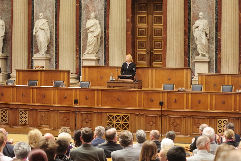 Nationalratspräsidentin Doris Bures (S) begrüßt die VeranstaltungsteilnehmerInnen