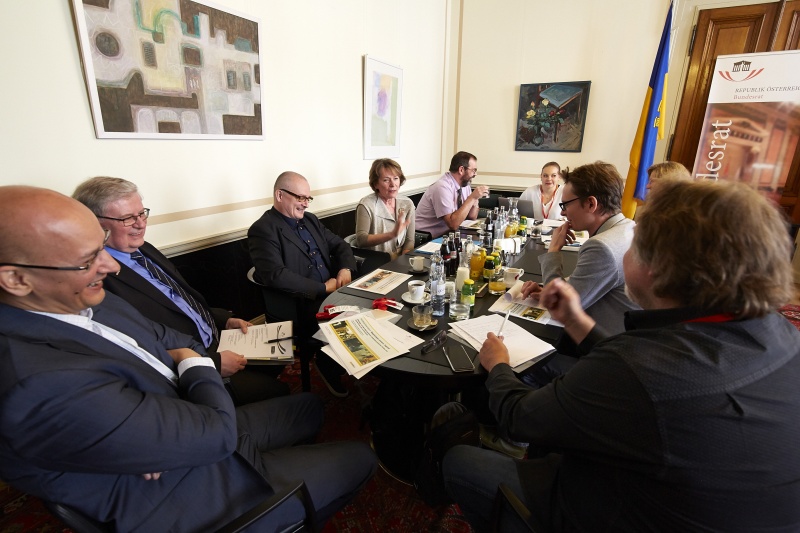 Bernhard Heinzelmaier Institut für Jugendkulturforschung präsentiert mit Bundesratspräsidentin Sonja Zwazl (V) (li.) die Details der Studie