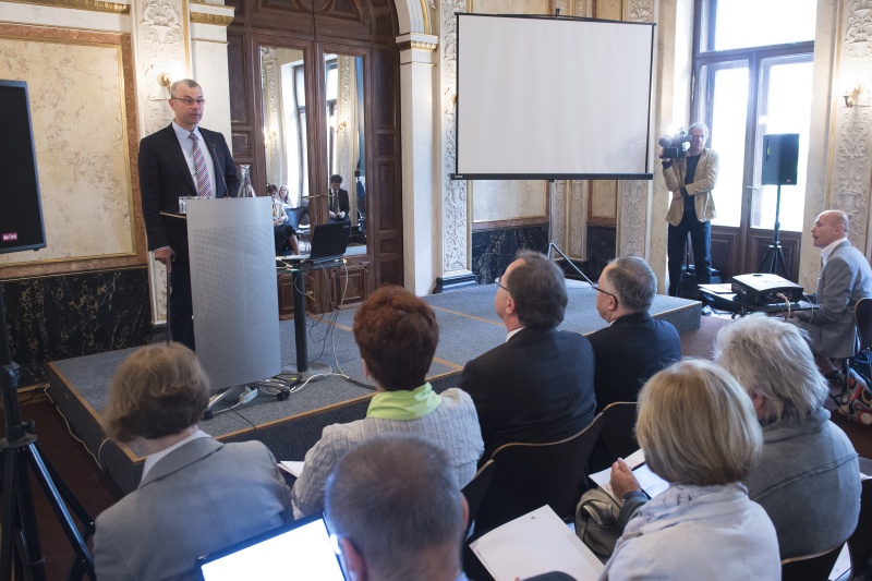 Begrüßung durch den dritten Nationalratspräsidenten Norbert Hofer (F). Blick Richtung VeranstaltungsteilnehmerInnen