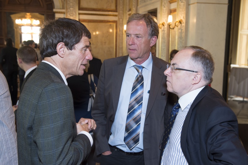 v.li.: Präsident der Österreichischen Gesellschaft für Kinder- und Jugendheilkunde Univ.-Prof. Reinhold Kerbl, Veranstaltungsteilnehmer und Volksanwalt Peter Fichtenbauer im Gespräch