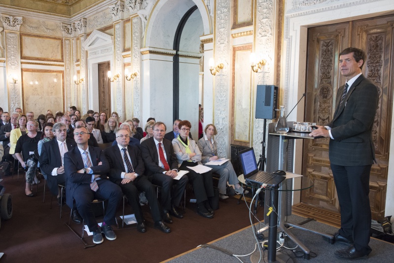 Am Rednerpult Vortrag vom Präsidenten der Österreichischen Gesellschaft für Kinder- und Jugendheilkunde Univ.-Prof. Reinhold Kerbl. Erste Reihe v.li.: 
Dritte Nationalratspräsident Norbert Hofer (F), Volksanwalt Peter Fichtenbauer, Volksanwalt Günther Kräuter, Zentrum für Public Health Medizinische Universität Wien Lilly Damm und Parlamentsbedienstete