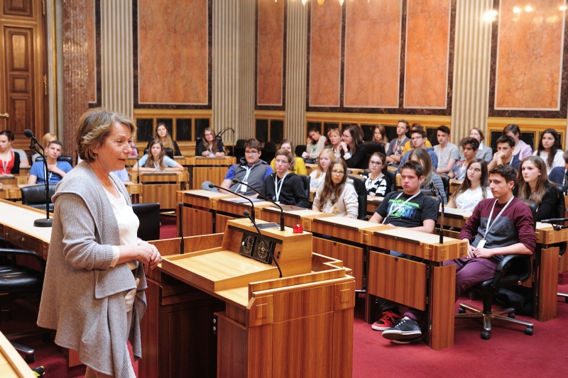 Bundesratspräsidentin Sonja Zwazl (V) mit VeranstaltungsteilnehmerInnen