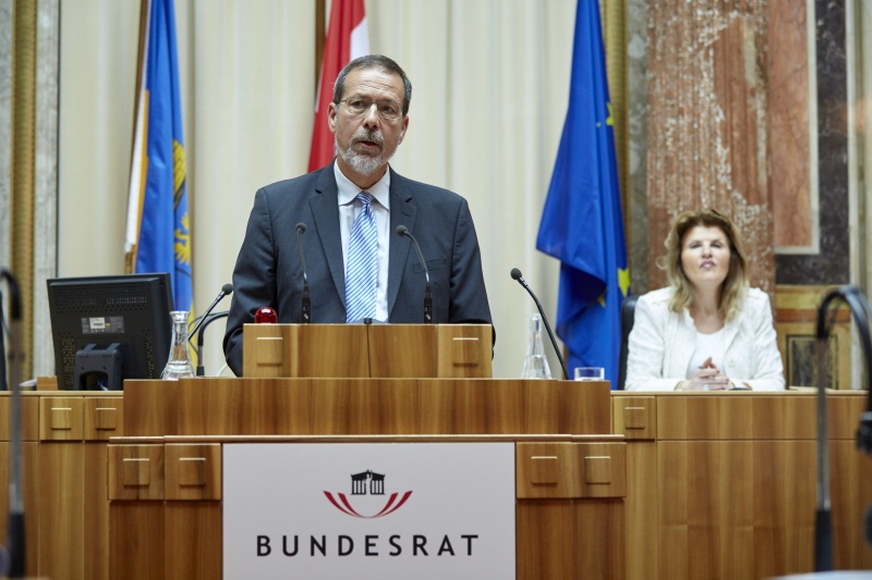 Vertreter der Wirtschaftskammer Peter Zeitler am Rednerpult