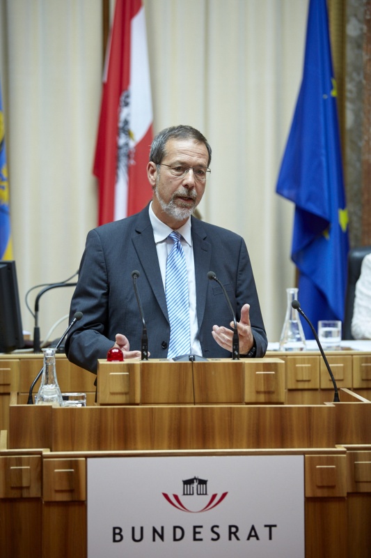 Vertreter der Wirtschaftskammer Peter Zeitler am Rednerpult