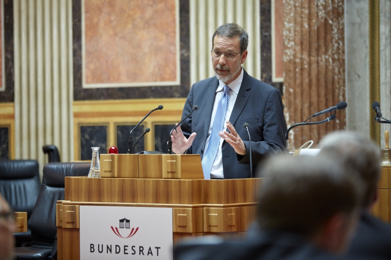 Vertreter der Wirtschaftskammer Peter Zeitler am Rednerpult