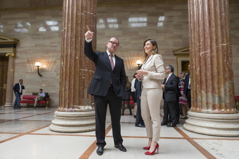 Der Zweite Nationalratspräsident Karlheinz Kopf (V) (li.) führt die italienische Ministerin für Verfassungsreformen und Beziehungen zwischen den Parlamenten Maria Elena Boschi durchs Parlament