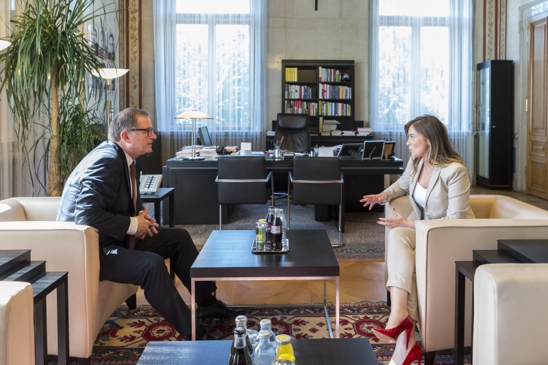 v.li.: Der Zweite Nationalratspräsident Karlheinz Kopf (V) und die italienische Ministerin für Verfassungsreformen und Beziehungen zwischen den Parlamenten Maria Elena Boschi während der Aussprache