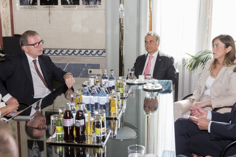 Der Zweite Nationalratspräsident Karlheinz Kopf (V) (li) und die italienische Ministerin für Verfassungsreformen und Beziehungen zwischen den Parlamenten Maria Elena Boschi (re) während der Aussprache