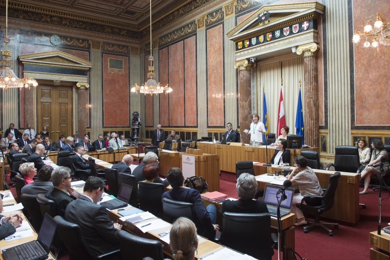 Bundesratspräsidentin Sonja Zwazl (V) bei ihrer Abschiedsrede am Präsidium