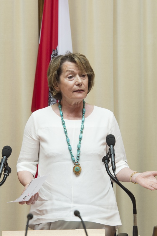 Bundesratspräsidentin Sonja Zwazl (V) bei ihrer Abschiedsrede am Präsidium