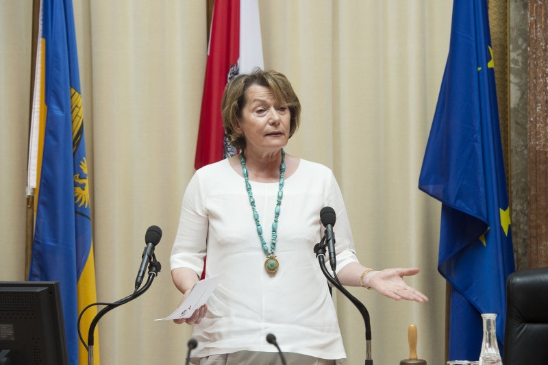 Bundesratspräsidentin Sonja Zwazl (V) bei ihrer Abschiedsrede am Präsidium