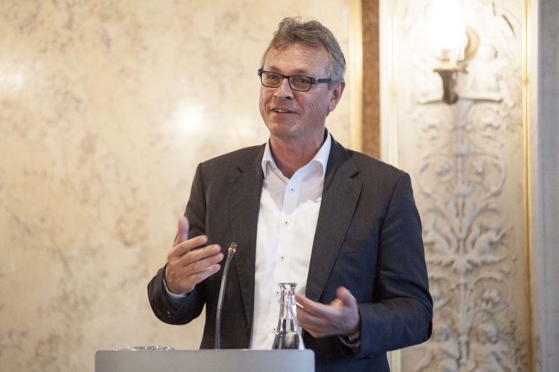 Präsident der bayerischen Landeszentrale für neue Medien Siegfried Schneider bei seinem Vortrag.