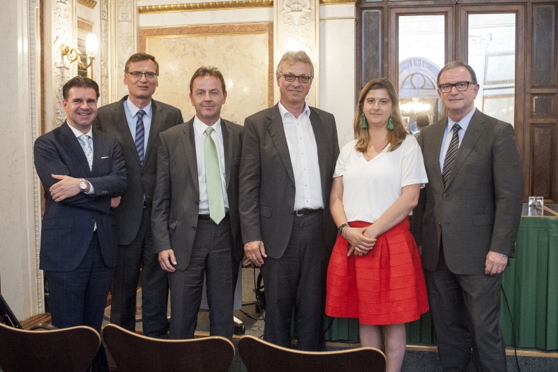 v.re.: Zweiter Nationalratspräsident Karlheinz Kopf (V), News Verlag Mesi Tötschinger, Präsident der bayerischen Landeszentrale für neue Medien Siegfried Schneider, Nationalratsabgeordneter Nikolaus Berlakovich, Präsident des Verbandes Österreichischer Zeitungen Thomas Kralinger, Präsident des Friedrich Funder Institutes Gerald Grünberger