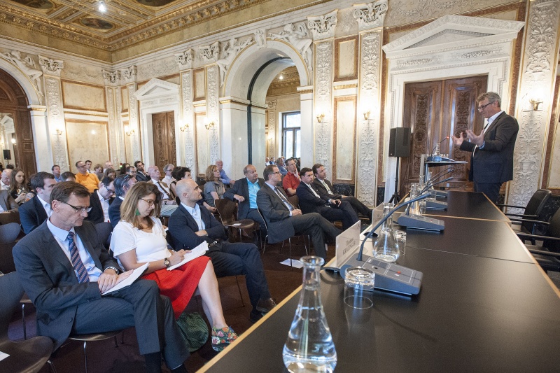 Blick ins Publikum, Präsident der bayerischen Landeszentrale für neue Medien Siegfried Schneider bei seinem Vortrag.