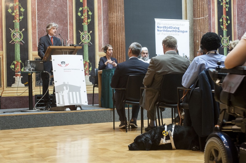 Parlamentsdirektor Harald Dossi (li.) bei seiner Begrüßungsrede