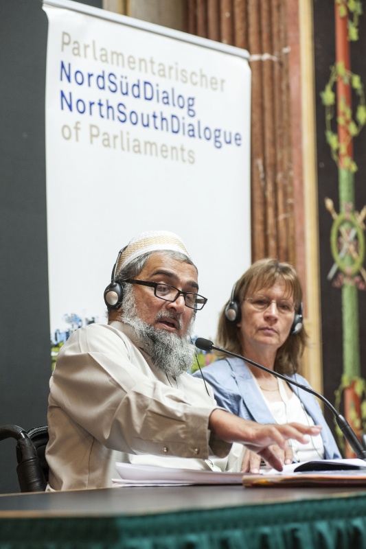 v.li.: Zweiter stellvertretender Präsident der Assembleia da Republica Mosambik Younousse Amad, Geschäftsführerin BEZEV Deutschland Gabriele Weigt am Podium