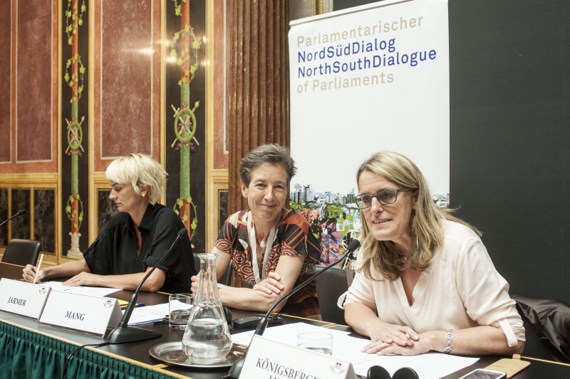 v.li.: Podium des Abschlussplenums. Nationalratsabgeordnete und Behindertensprecherin Helene Jarmer (G), Moderatorin Johanna Mang und Nationalratsabgeordnete und Behindertensprecherin Ulrike Königsberger-Ludwig (S)