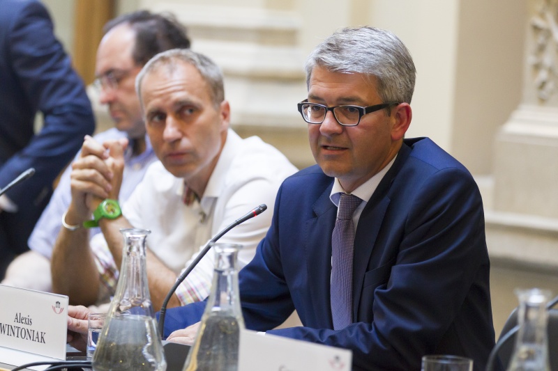 v.re.: Parlamentsvizedirektor Alexis Wintoniak am Wort, Nationalratsabgeordneter Dieter Brosz (G) und Architekt Christian Jabornegg