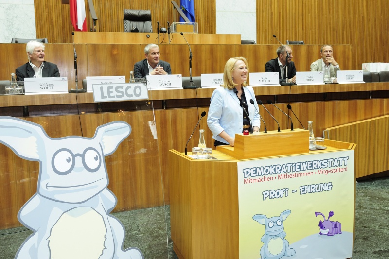 Nationalratspräsidentin Doris Bures (S) am Rednerpult