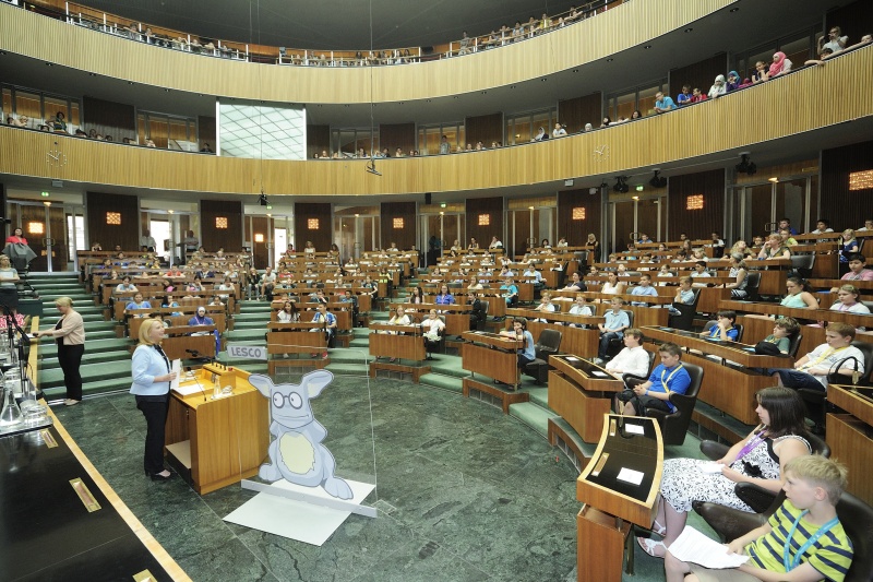 Nationalratspräsidentin Doris Bures (S) am Rednerpult. Blick in Richtung SchülerInnen.