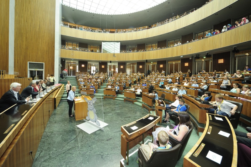 Nationalratspräsidentin Doris Bures (S) am Rednerpult. Blick in Richtung SchülerInnen.